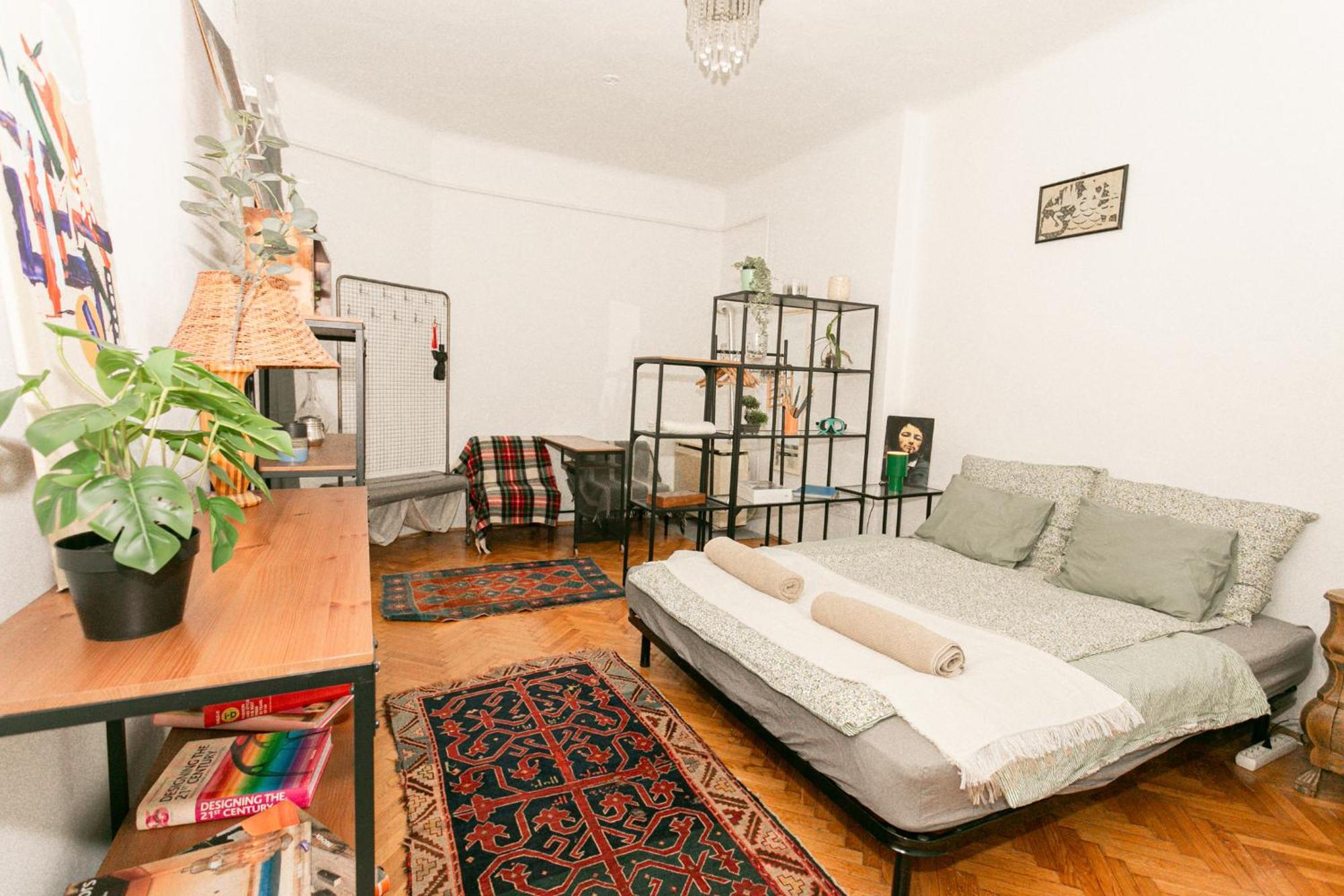Cozy & Quiet In Downtown Apartment